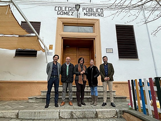 La delegada de Desarrollo Educativo y Formación Profesional visita las obras de accesibilidad llevadas a cabo este verano.