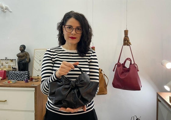 Carmen Gómez posa con el bolso de su firma Mona Moon, que lució la reina Letizia en Almería.