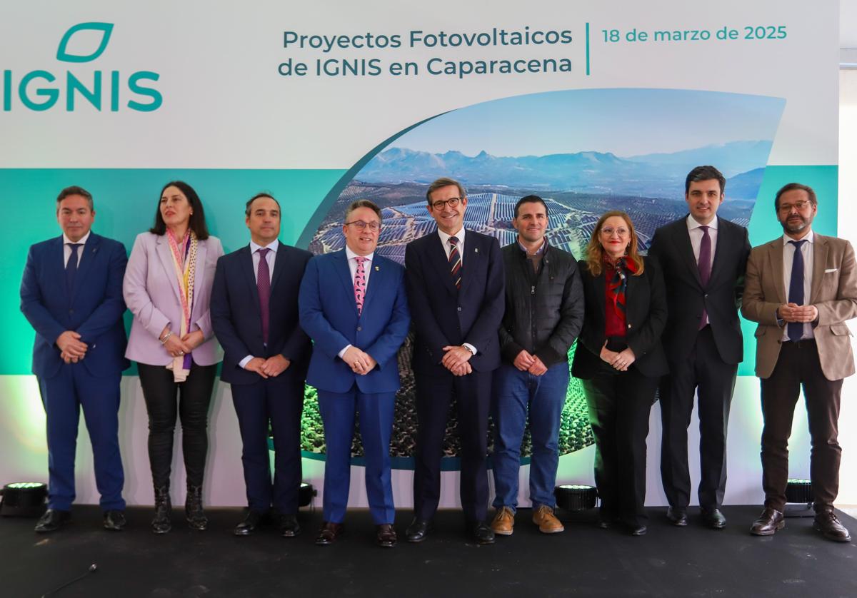 El consejero de Industria, Jorge Paradela, junto a José Enrique Medina y Yolanda Fernández, alcaldes de Pinos Puente y Atarfe, respectivamente, y Manuel González Ortega, CEO de IGNIS Renovables, han inaugurado el Proyecto Fotovoltaico promovido por IGNIS en Caparacena.