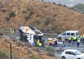 Veinte heridos al volcar un autobús del Imserso que viajaba a Roquetas de Mar