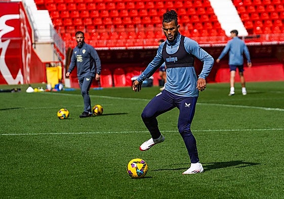 Luis Suárez entrenando antes de enfrentarse al Burgos