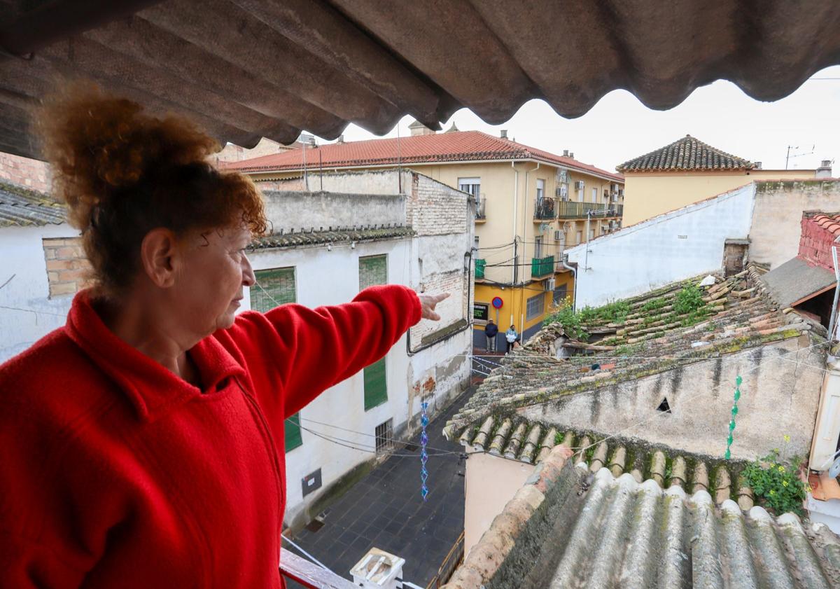 Imagen principal - Una vivienda deshabitada del casco viejo de Santa Fe será derribada por seguridad