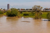 El río Guadalquivir, desbordado a su paso por Sevilla a causa de las intensas lluvias.