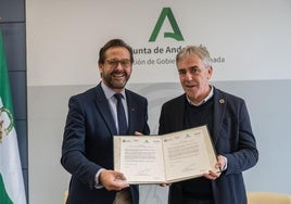 El delegado del Gobierno de la Junta de Andalucía en Granada, Antonio Granados, y el director del IAA-CSIC, Anxton Alberdi, en la firma del documento.