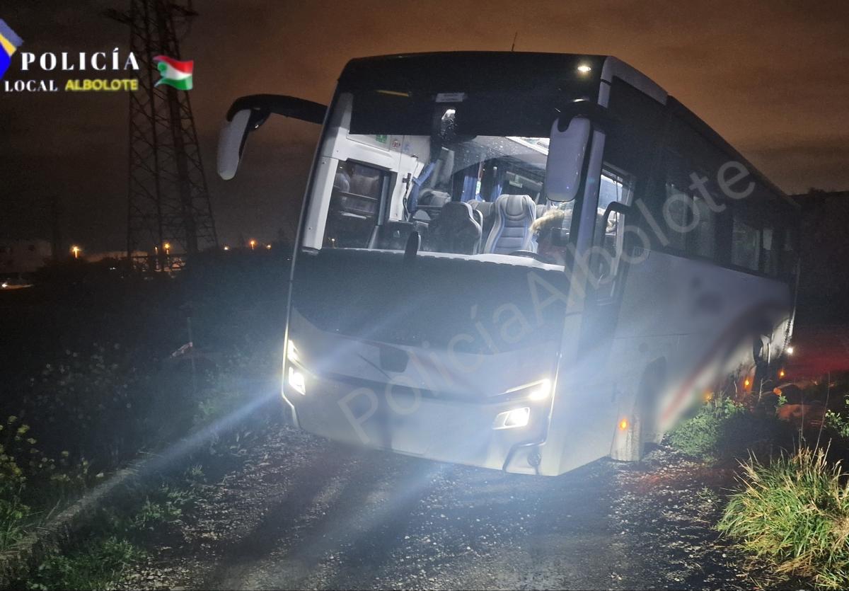 Rescatan un autobús atascado en Albolote por seguir las indicaciones del GPS