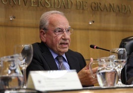 Alfonso Guerra en la Universidad de Granada.