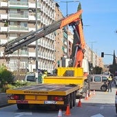 Una grúa repara un semáforo en el entorno de Méndez Núñez.