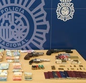 Dinero y arma incautadas en la operación.