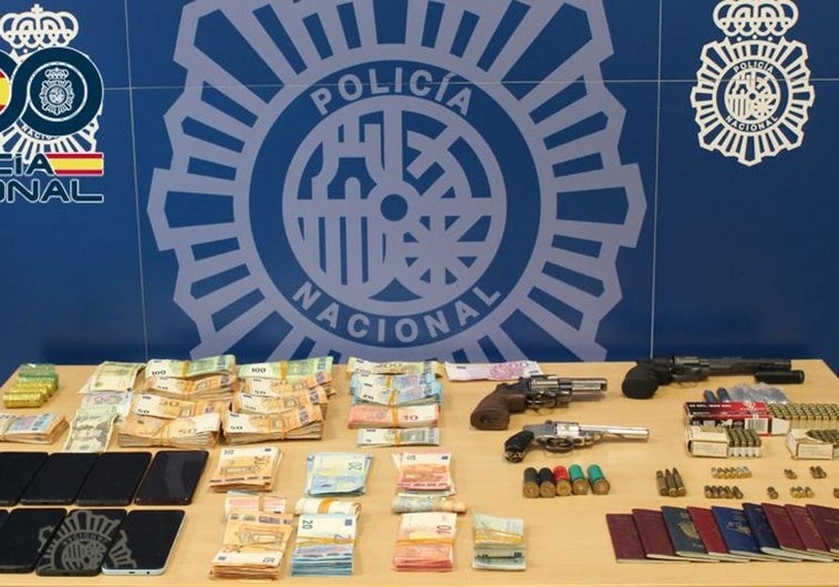 Dinero y arma incautadas en la operación.