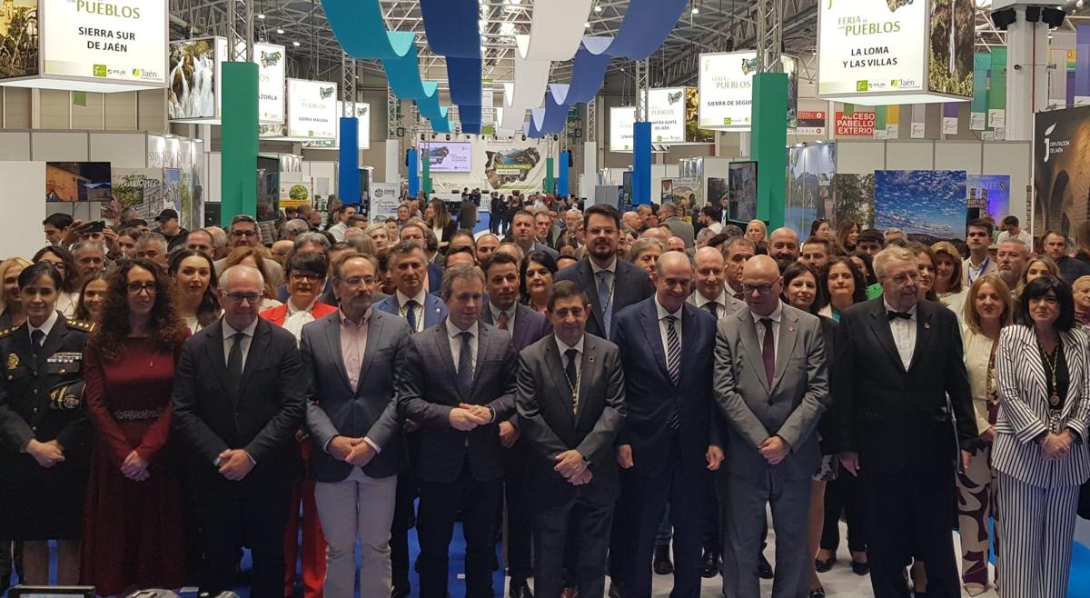 Inauguración de la Feria de los Pueblos con los representantes de las autoridades