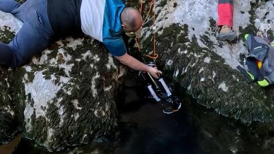 Momento de la inmersión del robot subacuático en el nacimiento del río.