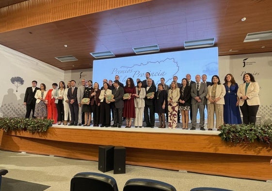 Foto de familia de la corporación provincial con los premiados en esta edición.