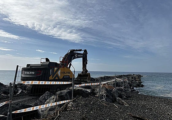 Máquina adentrándose en el espigón de Playa Granada.