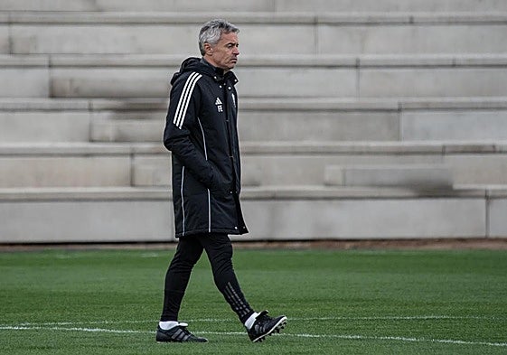Fran Escribá camina durante un entrenamiento en la Ciudad Deportiva.