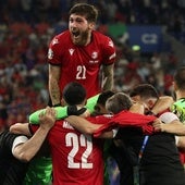 Giorgi Tsitaishvili celebra un gol con sus compañeros durante un partido anterior.