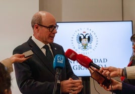 Pedro Mercado, rector de la Universidad de Granada, atiende a los medios este jueves.