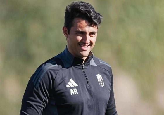 El entrenador del Granada femenino, Arturo Ruiz, sonríe durante un entrenamiento.