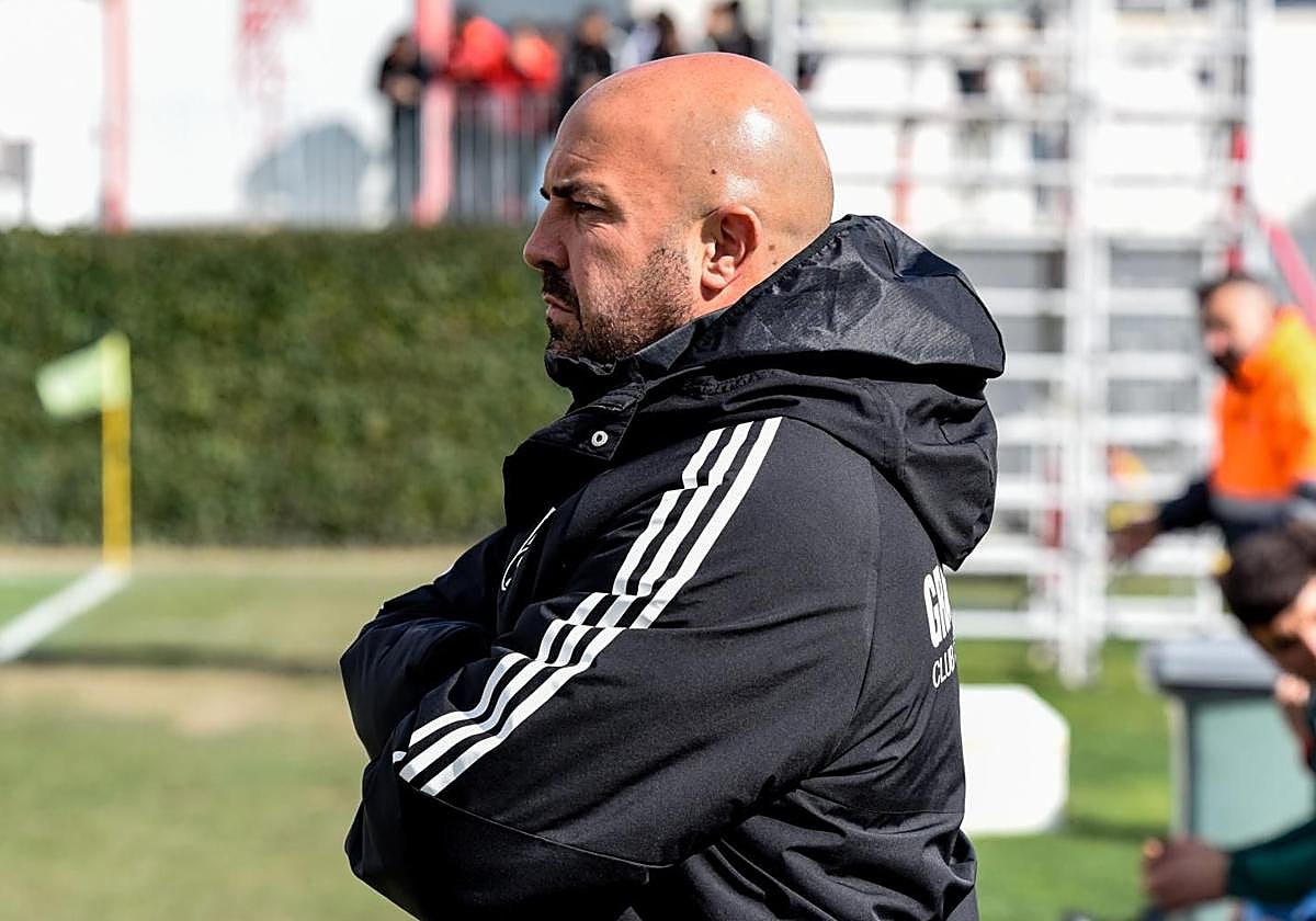 Raúl Barroso atiende al partido del Recreativo contra el UCAM en la Ciudad Deportiva del Granada.