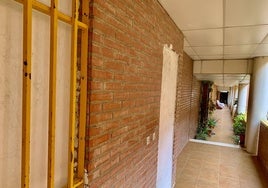 Una vivienda con el acceso principal tapiado.