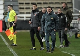 Rubi se desgañita en la banda llamando la atención a sus jugadores.