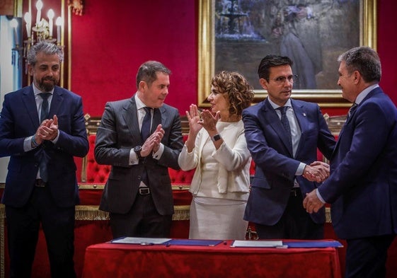 Empresarios y representantes públicos el día de la firma del convenio en 2023.