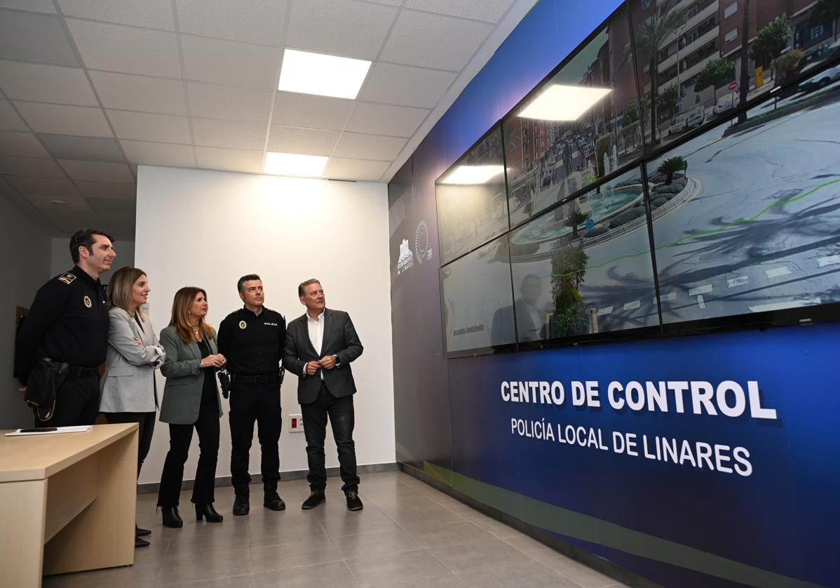 Auxi del Olmo, Mariola Aranda, y Raúl Caro-Accino junto a los agentes