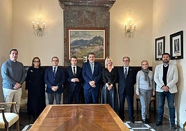 Foto de familia con los representantes de las cofradias.