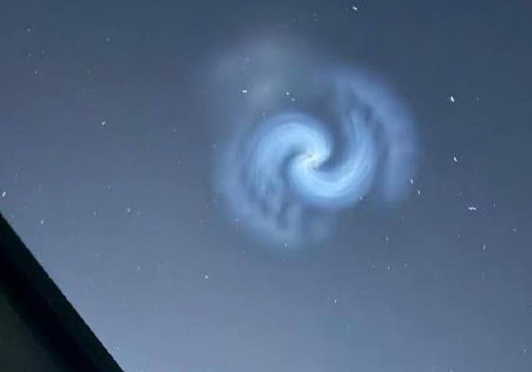 La espectacular espiral de luz que ha cruzado el cielo nocturno de Almería