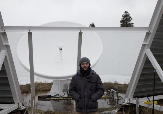 Pedro Villalba posa junto al telescopio que ha construido en Canadá.