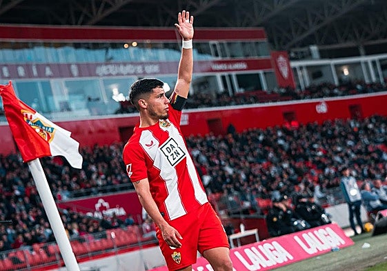 Robertone lanzando un córner. UDA