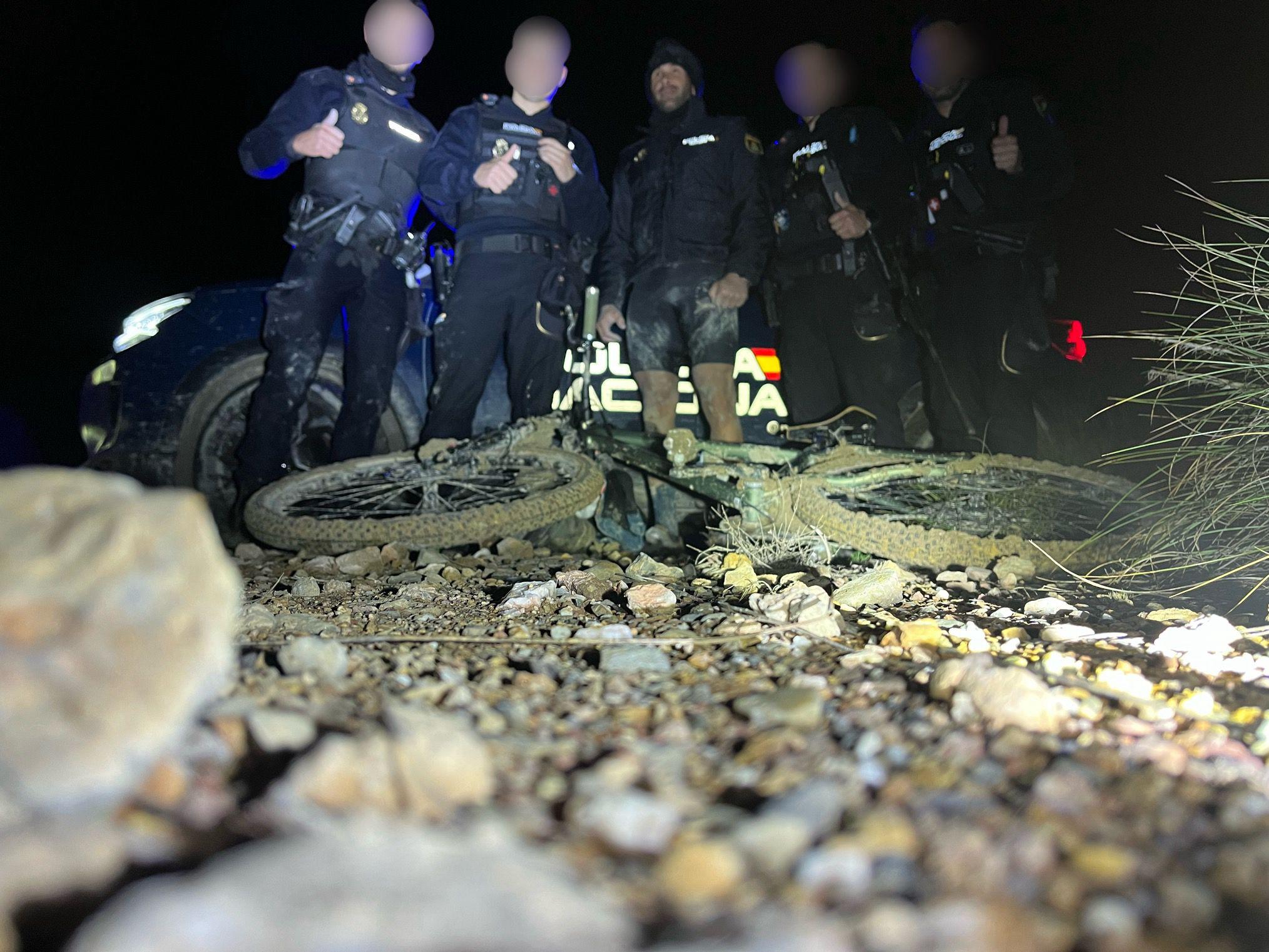Localizan con síntomas de hipotermia y desorientado a un ciclista desaparecido en Almería
