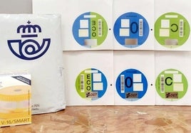 Etiquetas de la DGT a la venta en Correos.
