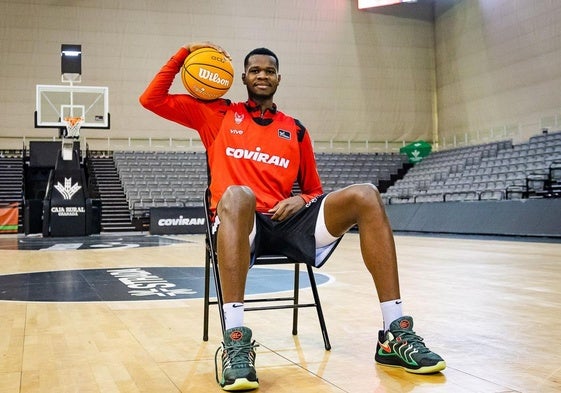 El nuevo ala-pívot nazarí posa en el Palacio de Deportes antes del entrenamiento.