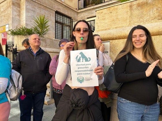 Los veterinarios de Almería salen a la calle contra las nuevas trabas en la prescripción de antibióticos