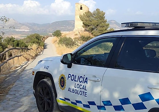 La Policía Local de Albolote interrumpe una fiesta ilegal en un cortijo y confisca navajas y drogas