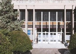 Exterior de la facultad de Filosofía y Letras, en el campus de Cartuja de la UGR.