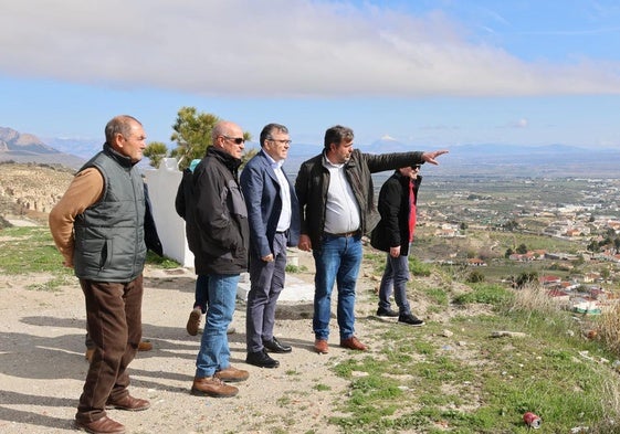 Regantes de la comarca de Baza con el subdelegado del Gobierno
