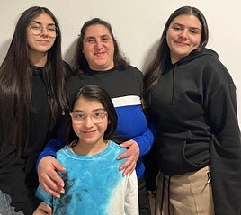 Ana María con sus hijas.