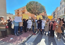 Protesta del ampa y formaciones como el PSOE en la Delegación de Educación.