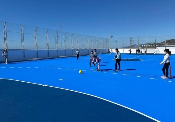 Niños jugando en la nueva pista deportiva.