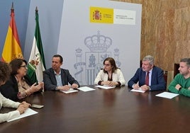 Momento de la reunión entre el subdelegado y representantes de la UAL.