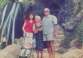 Inmaculada junto a sus padres e hijo en 1986