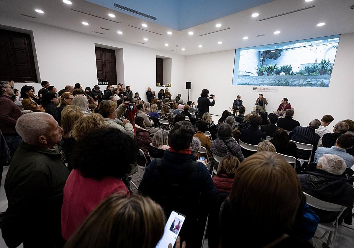 El salón principal del Centro Cultural Comares, lleno para la presentación.