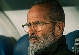 Álvaro Cervera, serio desde su banquillo.