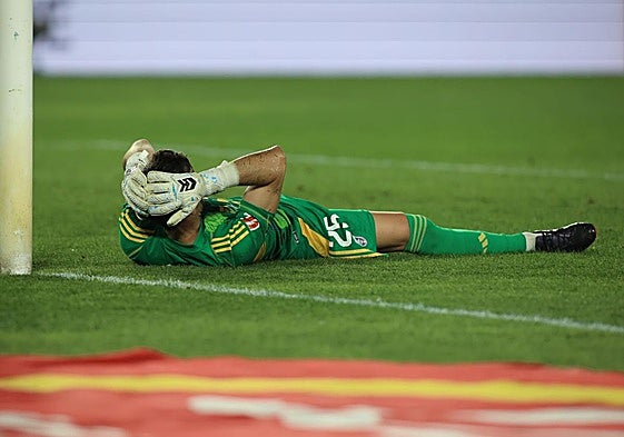 Diego Mariño se agarra la cabeza tras encajar uno de los goles del Tenerife.