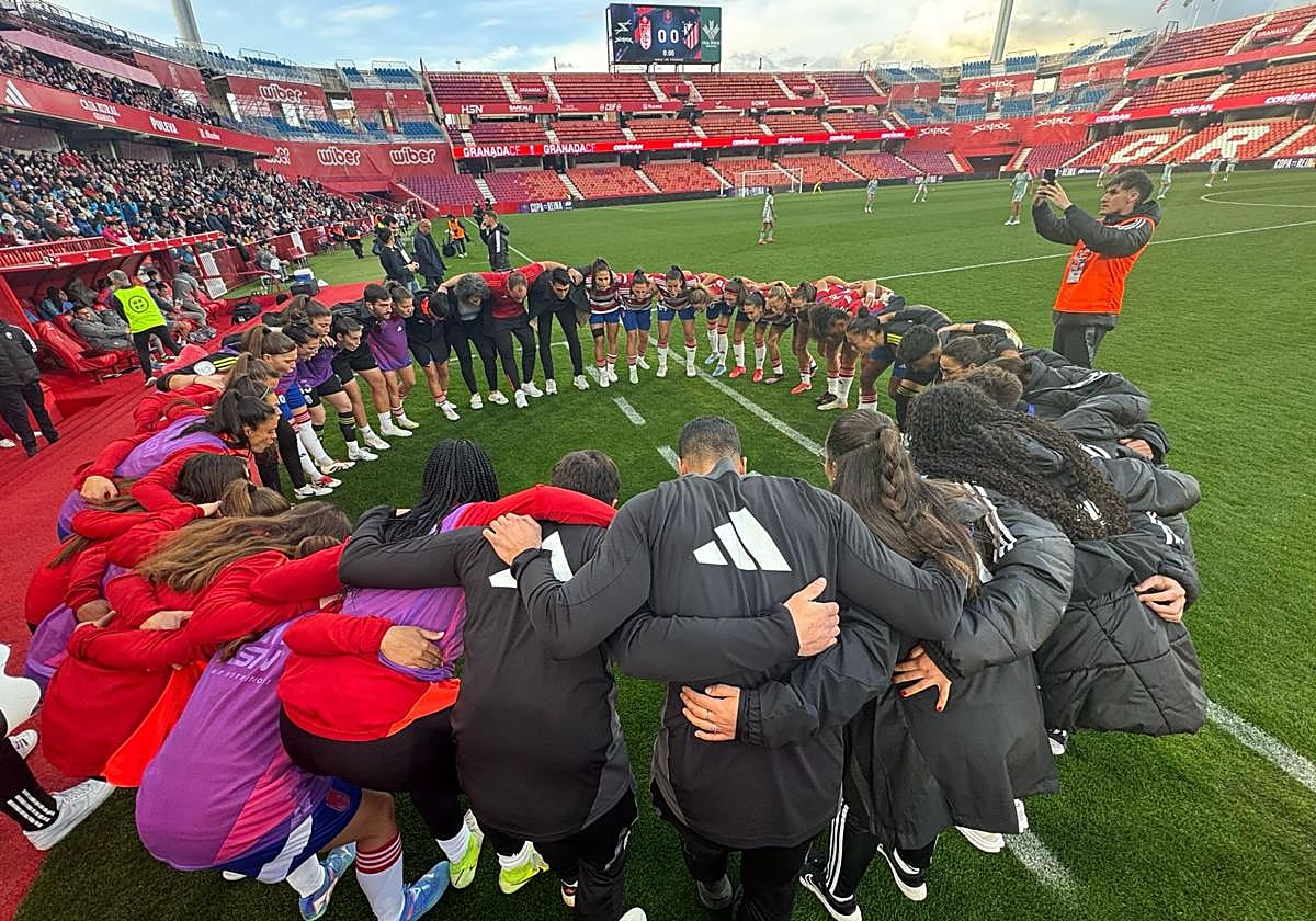 La plantilla y el cuerpo técnico del Femenino, antes de un partido en Los Cármenes.