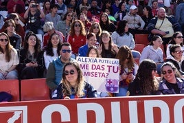 Uno de los tantos mensajes del estadio para Alexia Putellas.