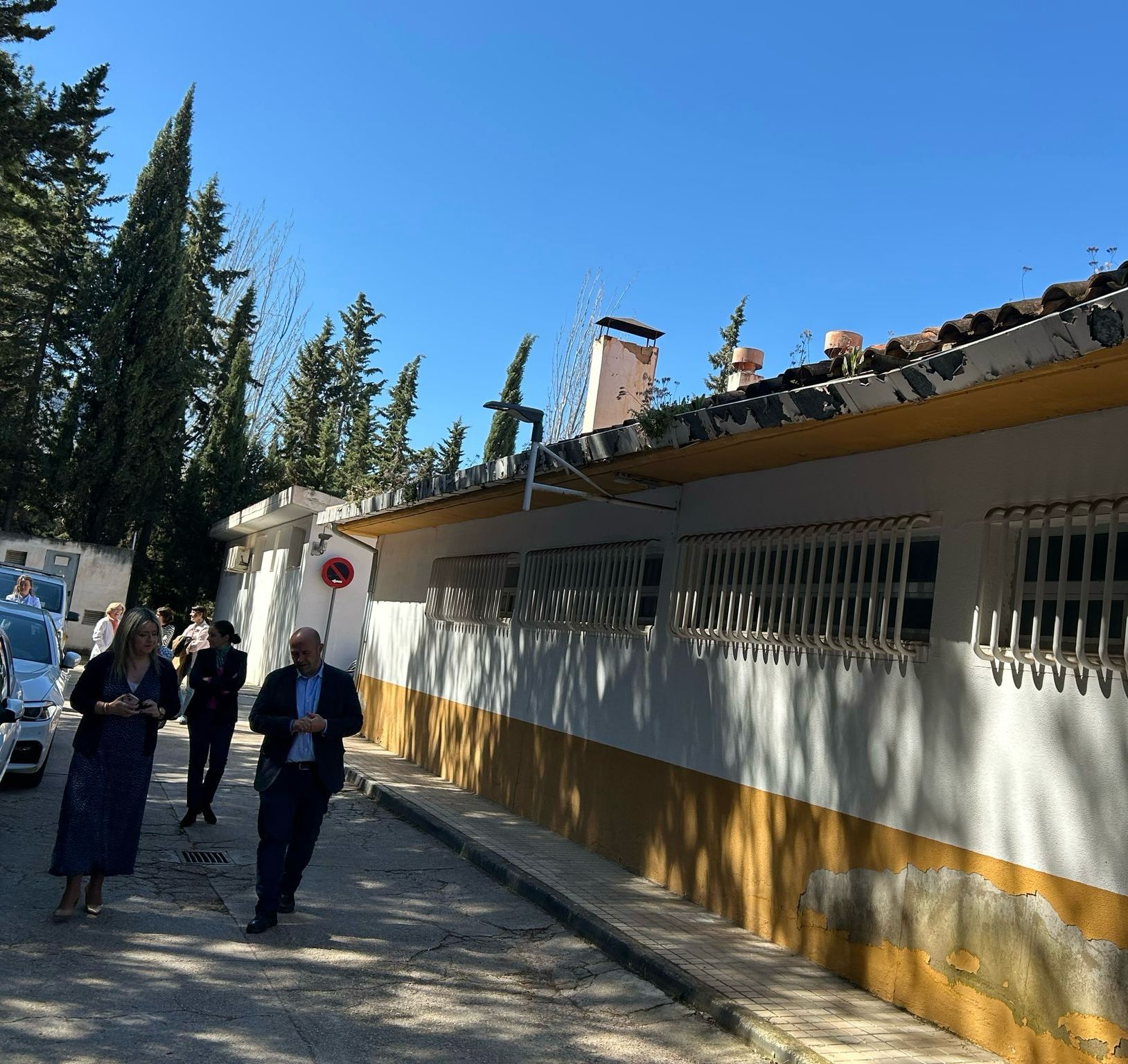 Elena González y José Luis Olivares durante la visita al centro de salud.