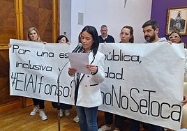 Lectura durante el pleno que ha tenido lugar esta mañana.