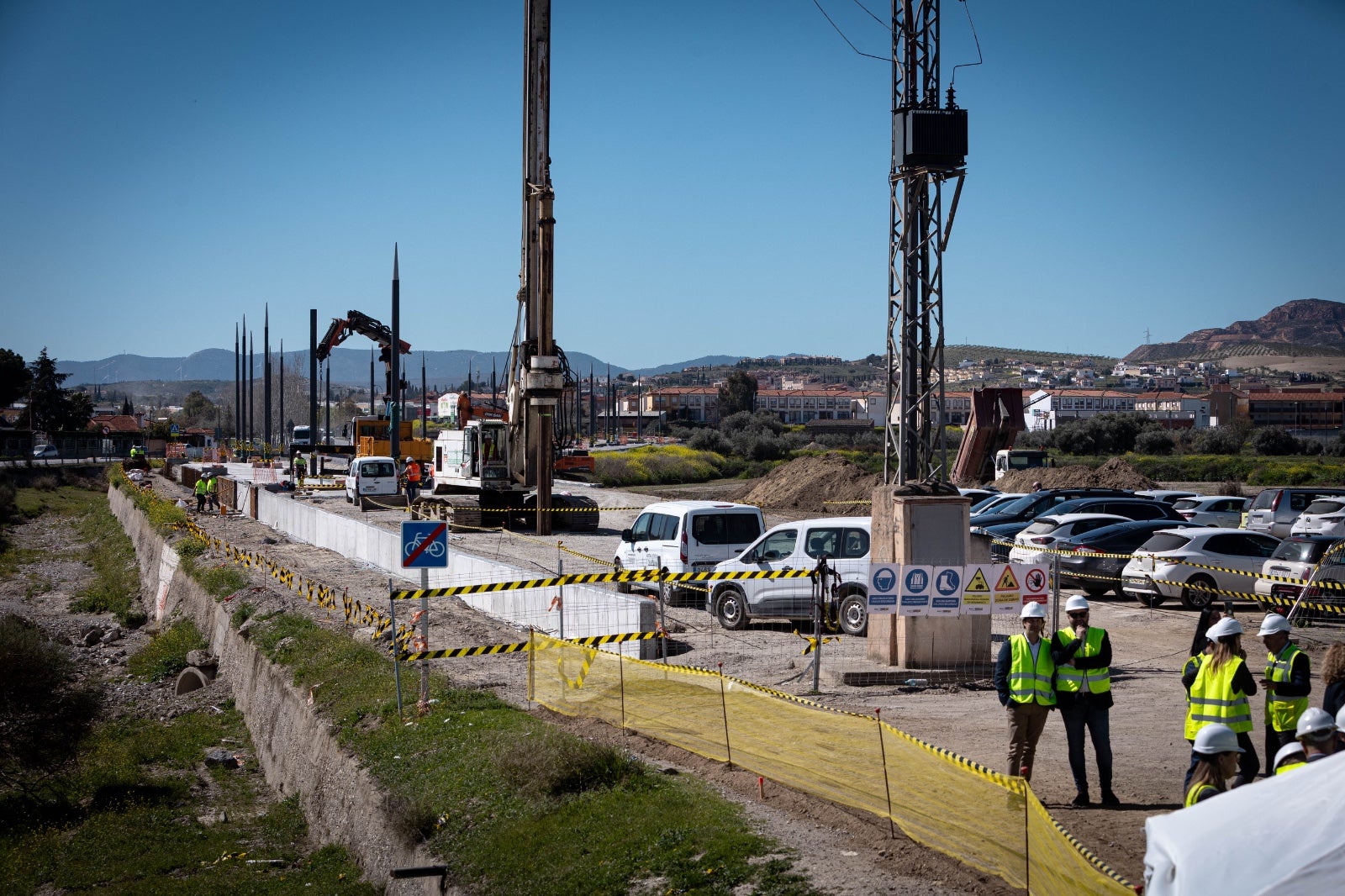Avanzan las obras del metro con la construcción de un puente sobre el río Dílar